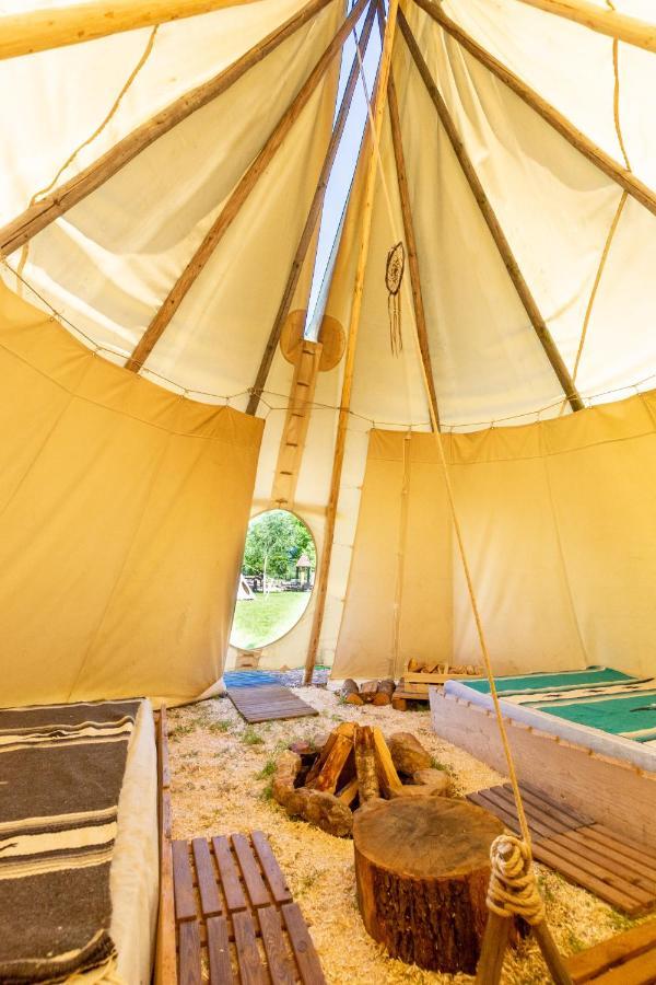 Les Tipis Du Bonheur De Vivre Hotel Brulon Exterior photo