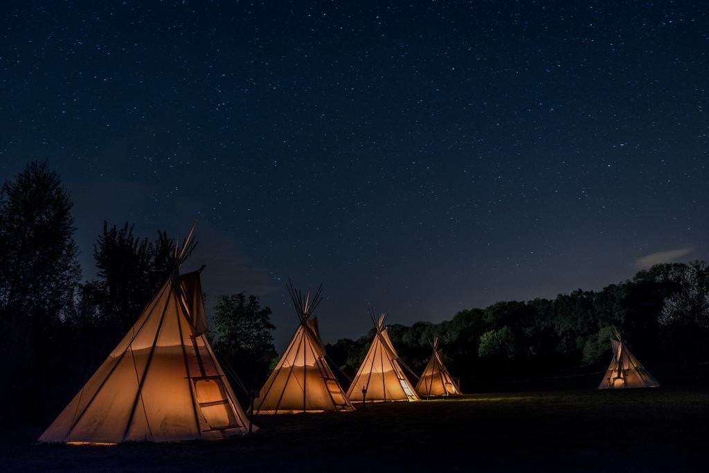 Les Tipis Du Bonheur De Vivre Hotel Brulon Exterior photo