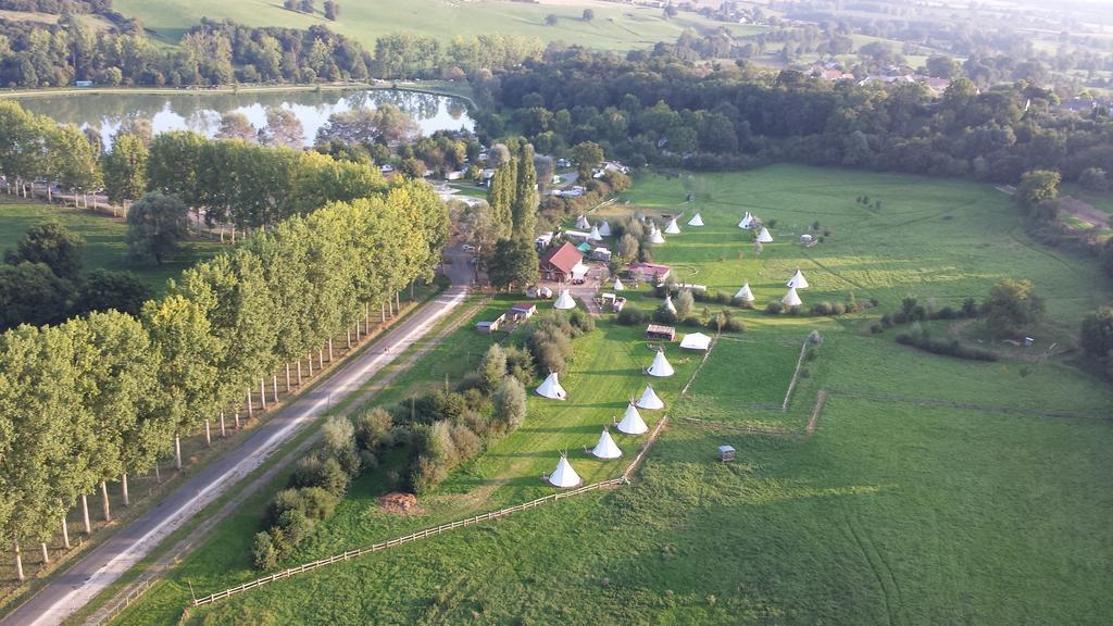 Les Tipis Du Bonheur De Vivre Hotel Brulon Exterior photo